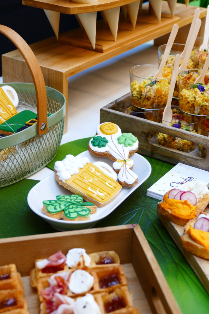 Saint Patrick chez Jeantet par Studio Candy avec cocktail déjeunatoire, planches apéritives, pâtisseries sur mesure dans le thème et scénographie green