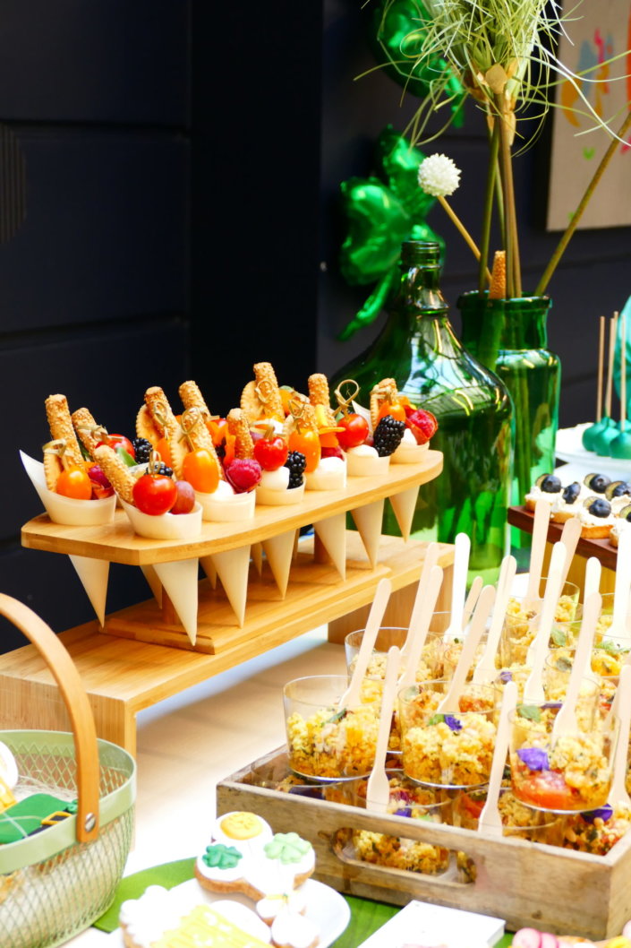 Saint Patrick chez Jeantet par Studio Candy avec cocktail déjeunatoire, planches apéritives, pâtisseries sur mesure dans le thème et scénographie green
