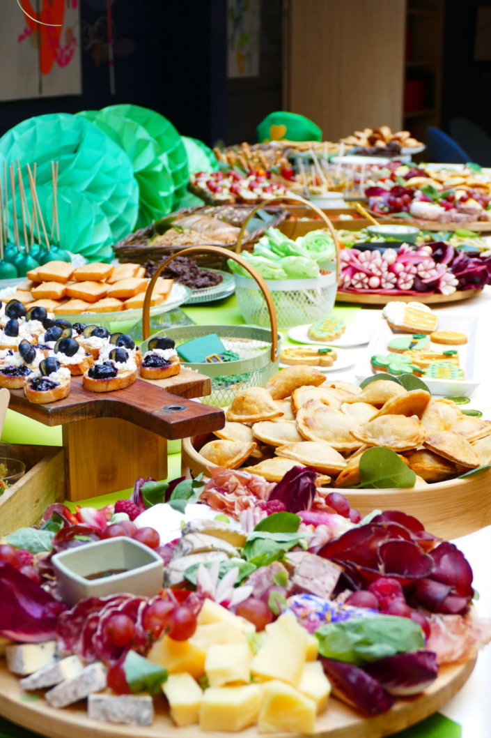 Saint Patrick chez Jeantet par Studio Candy avec cocktail déjeunatoire, planches apéritives, pâtisseries sur mesure dans le thème et scénographie green