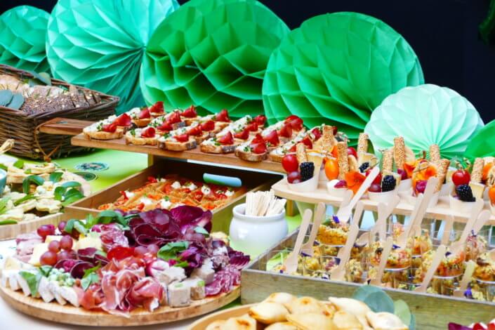 Saint Patrick chez Jeantet par Studio Candy avec cocktail déjeunatoire, planches apéritives, pâtisseries sur mesure dans le thème et scénographie green
