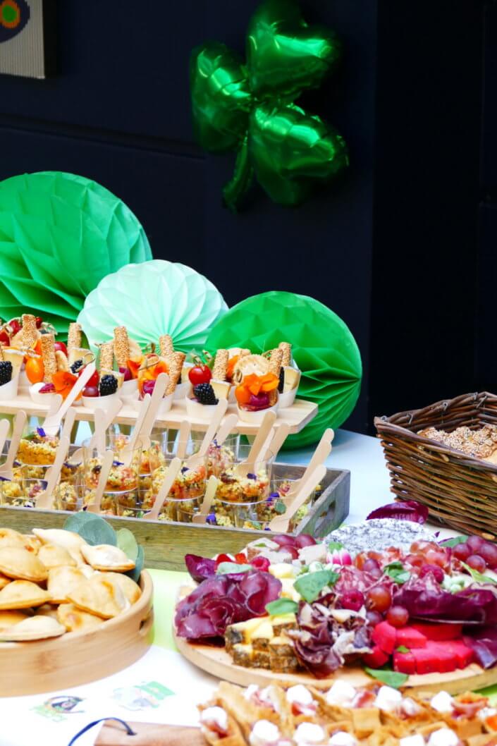 Saint Patrick chez Jeantet par Studio Candy avec cocktail déjeunatoire, planches apéritives, pâtisseries sur mesure dans le thème et scénographie green