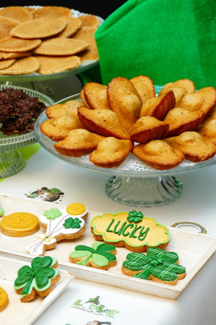 Saint Patrick chez Jeantet par Studio Candy avec cocktail déjeunatoire, planches apéritives, pâtisseries sur mesure dans le thème et scénographie green