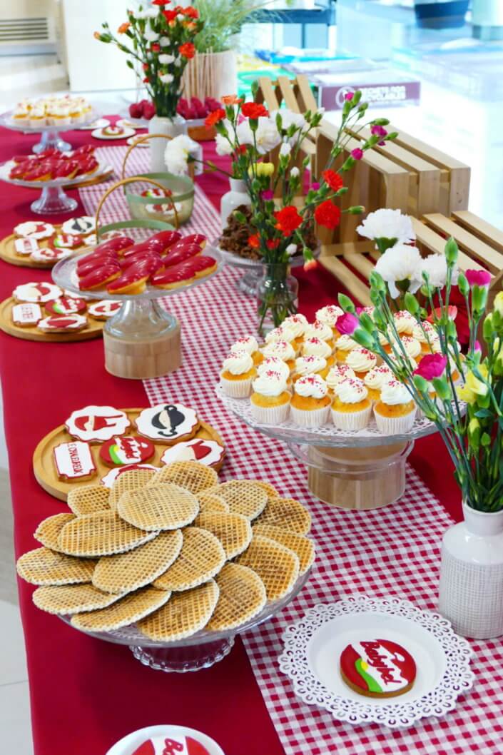 Evénement Babybel réalisé par Studio Candy avec pâtisseries sur mesure, candy bar, sablés logo, fontaines à boissons et décoration rouge