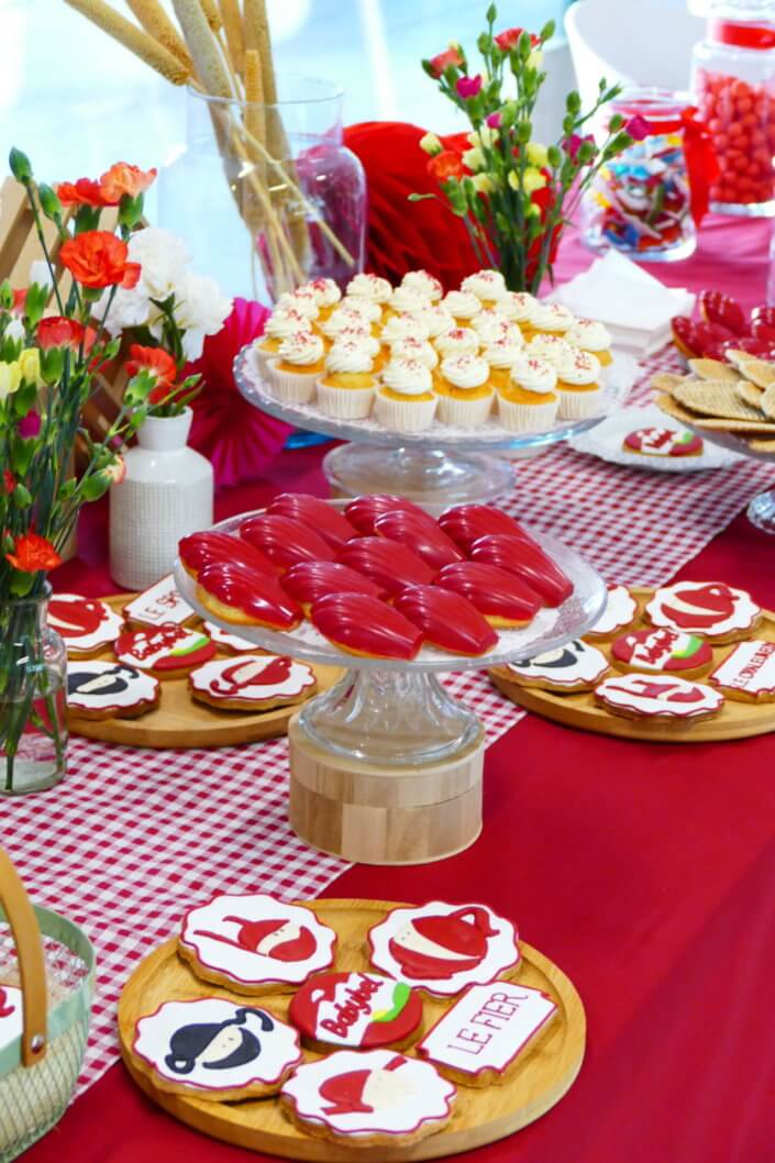 Evénement Babybel réalisé par Studio Candy avec pâtisseries sur mesure, candy bar, sablés logo, fontaines à boissons et décoration rouge