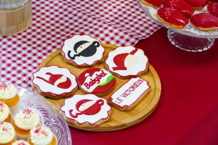 Evénement Babybel réalisé par Studio Candy avec pâtisseries sur mesure, candy bar, sablés logo, fontaines à boissons et décoration rouge