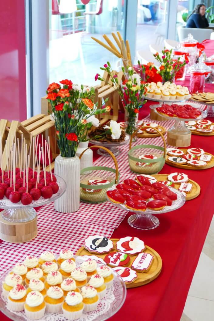 Evénement Babybel réalisé par Studio Candy avec pâtisseries sur mesure, candy bar, sablés logo, fontaines à boissons et décoration rouge