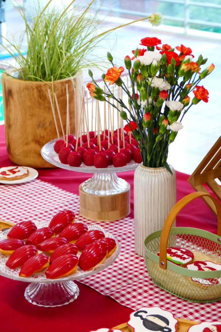 Evénement Babybel réalisé par Studio Candy avec pâtisseries sur mesure, candy bar, sablés logo, fontaines à boissons et décoration rouge