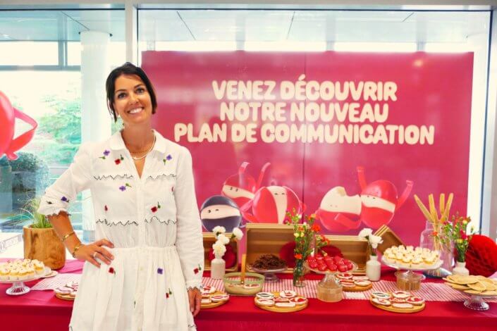 Evénement Babybel réalisé par Studio Candy avec pâtisseries sur mesure, candy bar, sablés logo, fontaines à boissons et décoration rouge