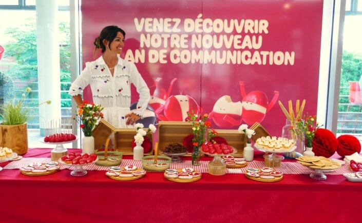 Evénement Babybel réalisé par Studio Candy avec pâtisseries sur mesure, candy bar, sablés logo, fontaines à boissons et décoration rouge
