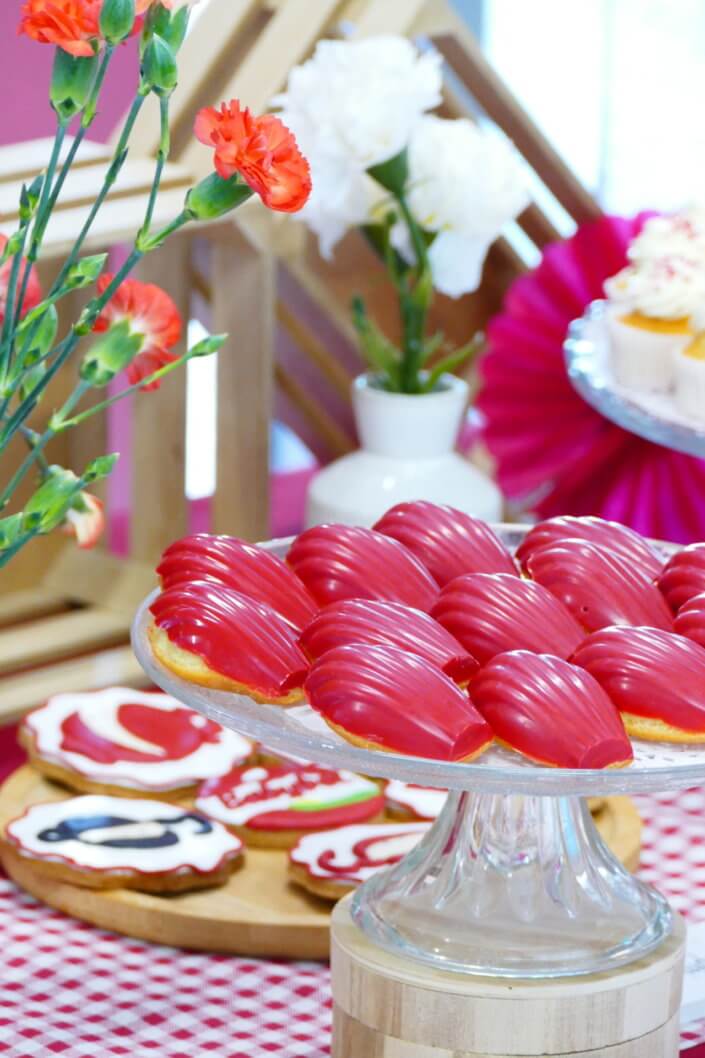 Evénement Babybel réalisé par Studio Candy avec pâtisseries sur mesure, candy bar, sablés logo, fontaines à boissons et décoration rouge