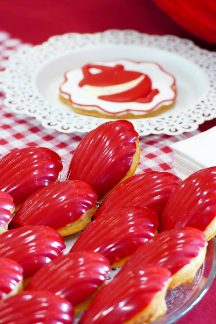 Evénement Babybel réalisé par Studio Candy avec pâtisseries sur mesure, candy bar, sablés logo, fontaines à boissons et décoration rouge