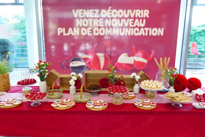 Evénement Babybel réalisé par Studio Candy avec pâtisseries sur mesure, candy bar, sablés logo, fontaines à boissons et décoration rouge