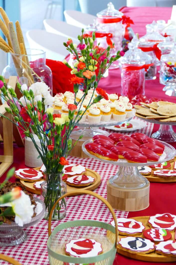 Evénement Babybel réalisé par Studio Candy avec pâtisseries sur mesure, candy bar, sablés logo, fontaines à boissons et décoration rouge