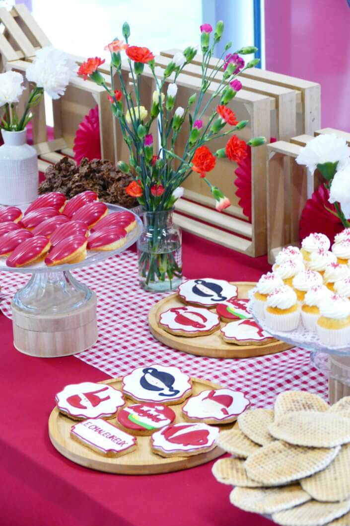 Evénement Babybel réalisé par Studio Candy avec pâtisseries sur mesure, candy bar, sablés logo, fontaines à boissons et décoration rouge
