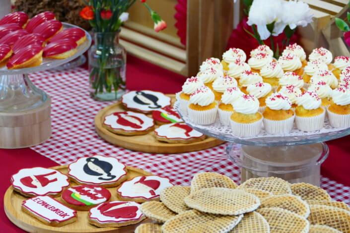Evénement Babybel réalisé par Studio Candy avec pâtisseries sur mesure, candy bar, sablés logo, fontaines à boissons et décoration rouge
