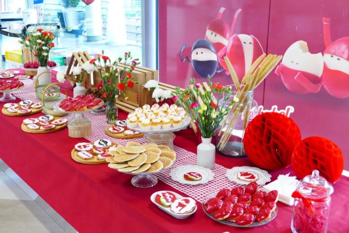 Evénement Babybel réalisé par Studio Candy avec pâtisseries sur mesure, candy bar, sablés logo, fontaines à boissons et décoration rouge