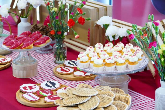 Evénement Babybel réalisé par Studio Candy avec pâtisseries sur mesure, candy bar, sablés logo, fontaines à boissons et décoration rouge
