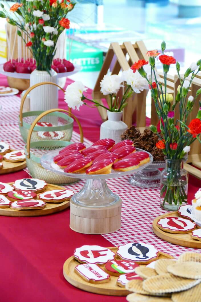Evénement Babybel réalisé par Studio Candy avec pâtisseries sur mesure, candy bar, sablés logo, fontaines à boissons et décoration rouge