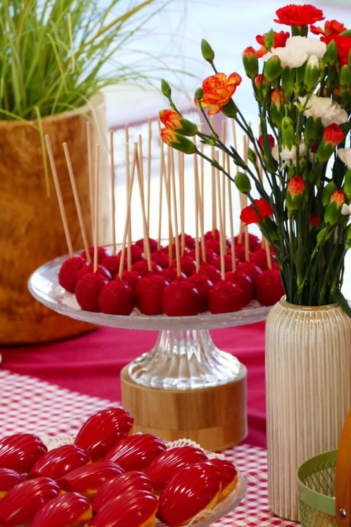 Evénement Babybel réalisé par Studio Candy avec pâtisseries sur mesure, candy bar, sablés logo, fontaines à boissons et décoration rouge