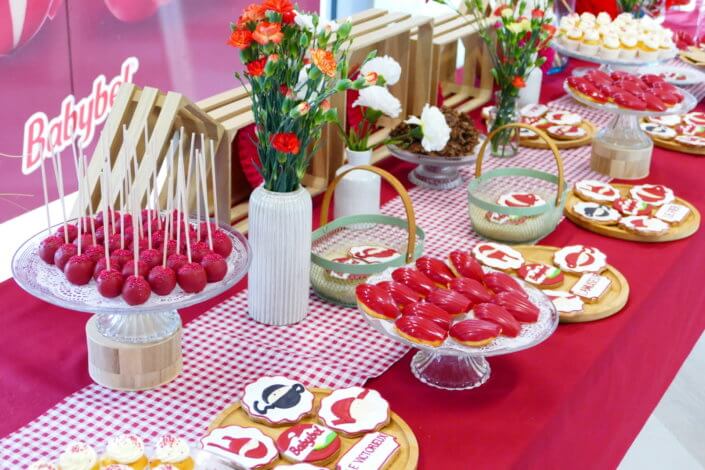 Evénement Babybel réalisé par Studio Candy avec pâtisseries sur mesure, candy bar, sablés logo, fontaines à boissons et décoration rouge