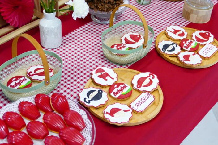 Evénement Babybel réalisé par Studio Candy avec pâtisseries sur mesure, candy bar, sablés logo, fontaines à boissons et décoration rouge
