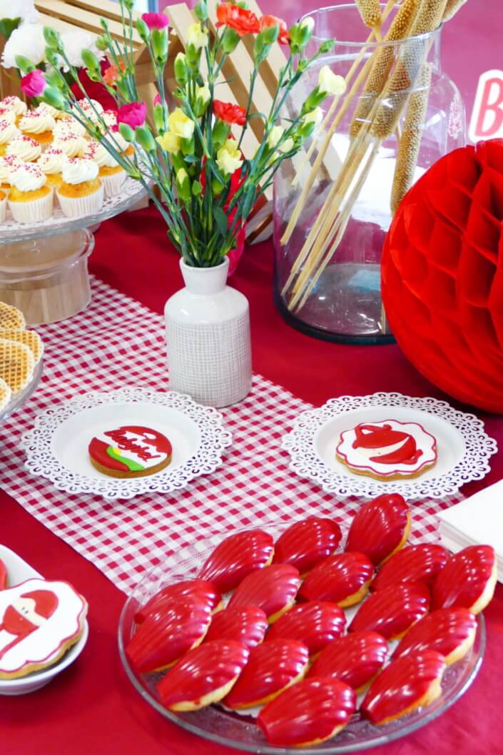 Evénement Babybel réalisé par Studio Candy avec pâtisseries sur mesure, candy bar, sablés logo, fontaines à boissons et décoration rouge