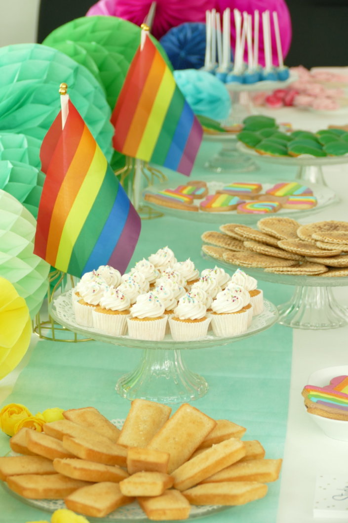 Gouter pride month chez LVMH par Studio Candy avec pâtisseries sur mesure et scénographie et décoration