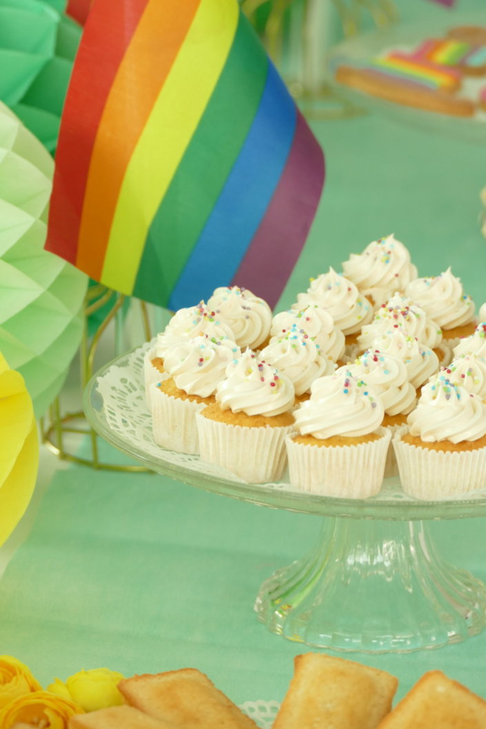 Gouter pride month chez LVMH par Studio Candy avec pâtisseries sur mesure et scénographie et décoration