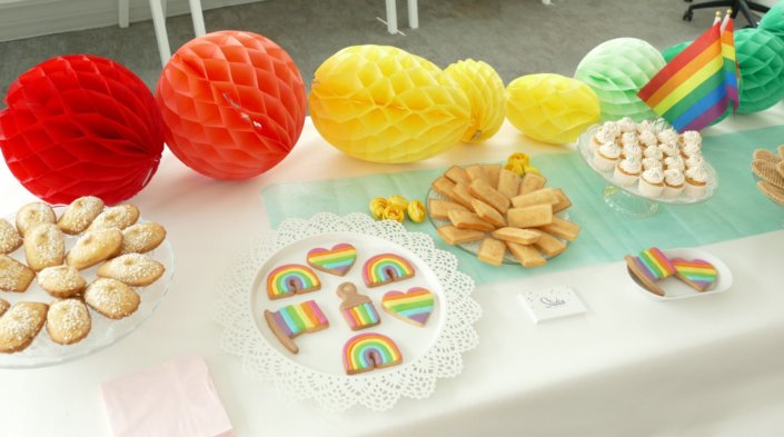 Gouter pride month chez LVMH par Studio Candy avec pâtisseries sur mesure et scénographie et décoration