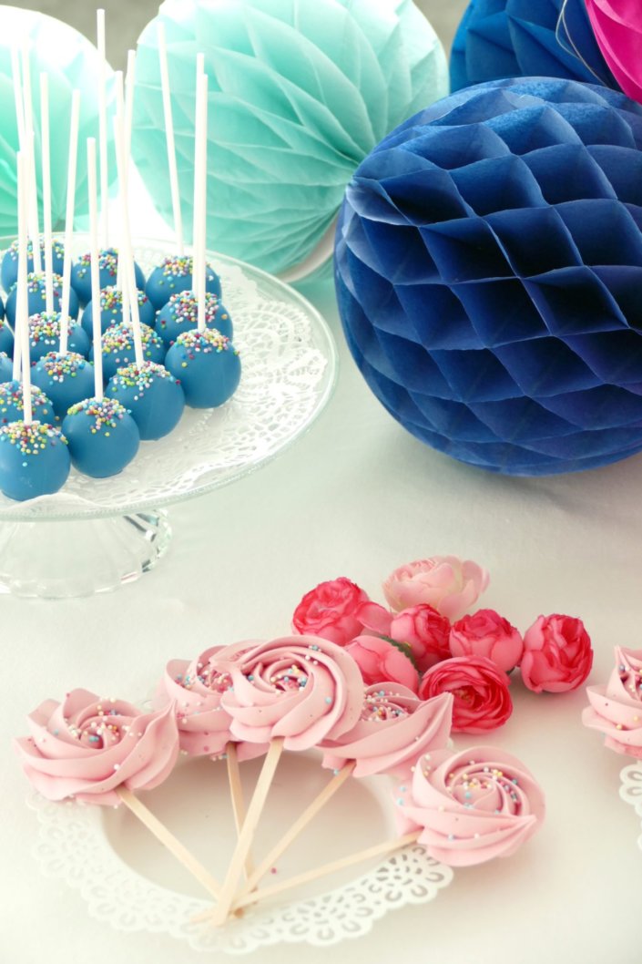 Gouter pride month chez LVMH par Studio Candy avec pâtisseries sur mesure et scénographie et décoration