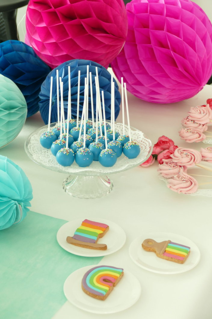 Gouter pride month chez LVMH par Studio Candy avec pâtisseries sur mesure et scénographie et décoration