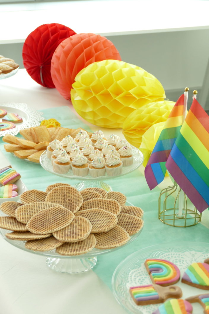 Gouter pride month chez LVMH par Studio Candy avec pâtisseries sur mesure et scénographie et décoration