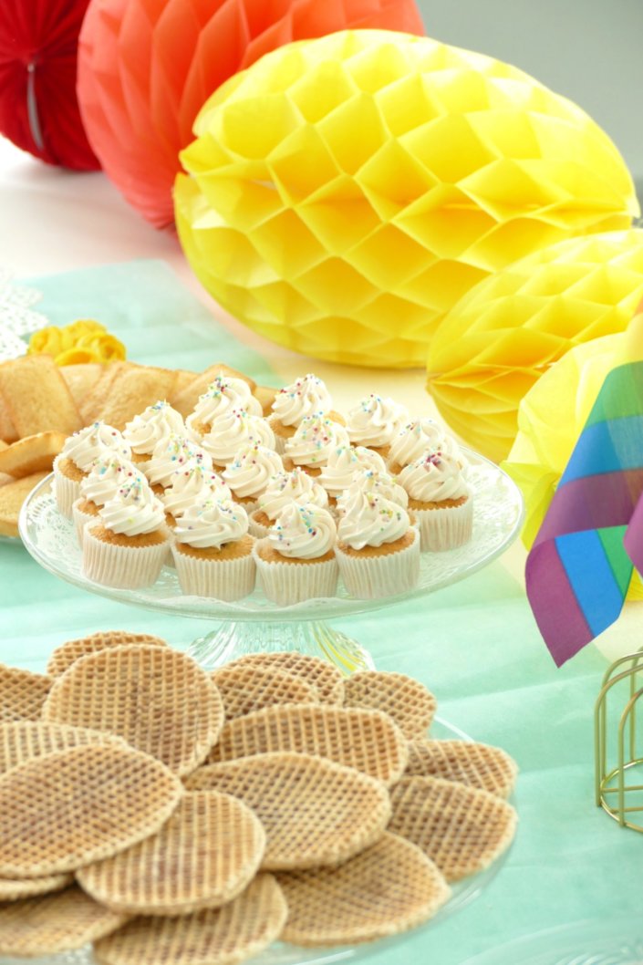 Gouter pride month chez LVMH par Studio Candy avec pâtisseries sur mesure et scénographie et décoration