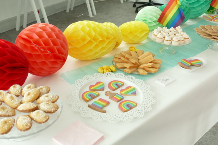 Gouter pride month chez LVMH par Studio Candy avec pâtisseries sur mesure et scénographie et décoration