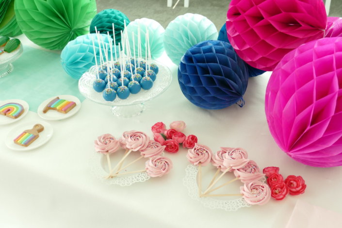 Gouter pride month chez LVMH par Studio Candy avec pâtisseries sur mesure et scénographie et décoration