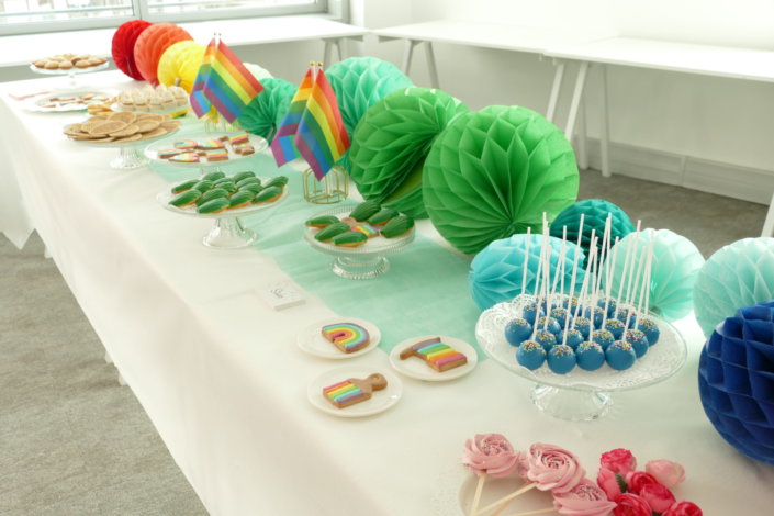 Gouter pride month chez LVMH par Studio Candy avec pâtisseries sur mesure et scénographie et décoration