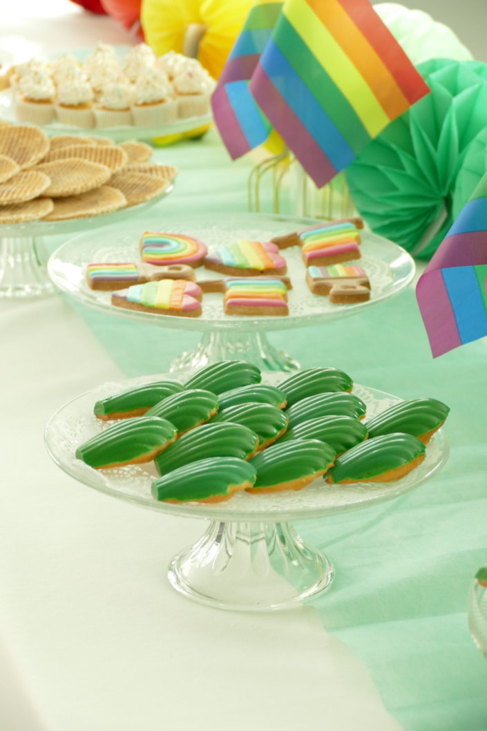 Gouter pride month chez LVMH par Studio Candy avec pâtisseries sur mesure et scénographie et décoration
