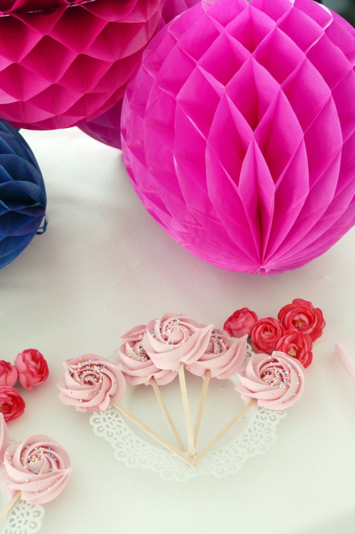 Gouter pride month chez LVMH par Studio Candy avec pâtisseries sur mesure et scénographie et décoration