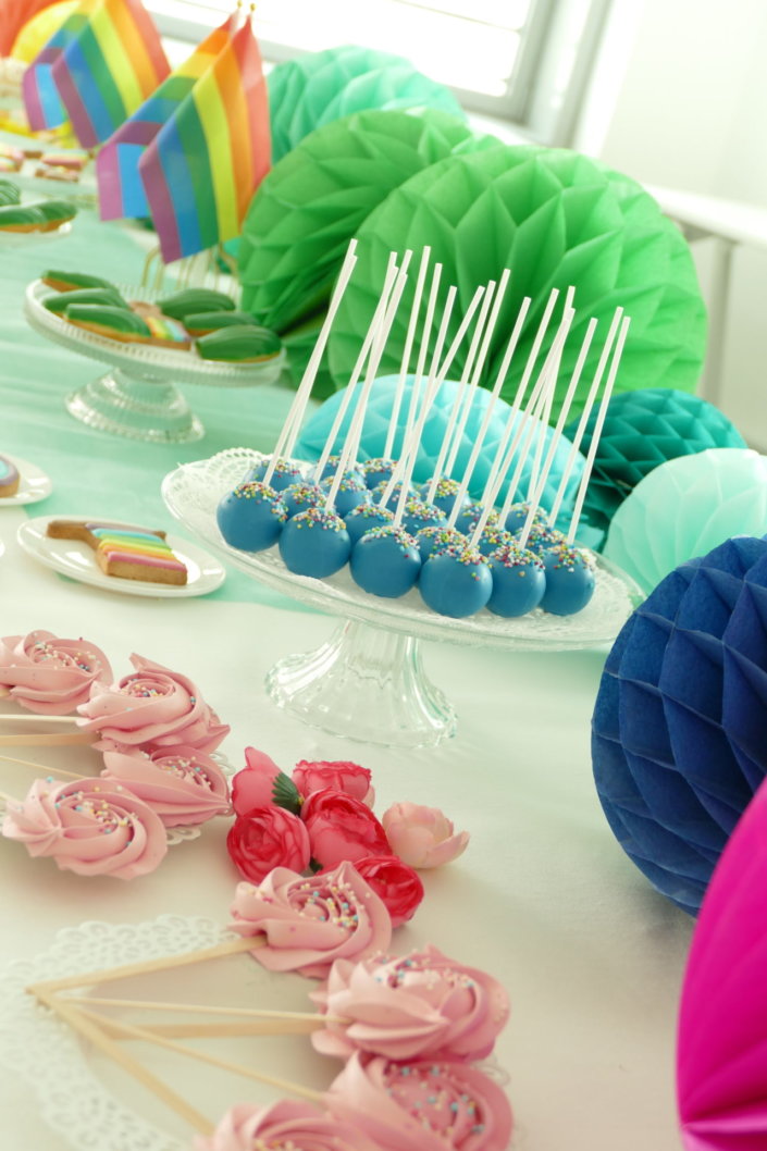 Gouter pride month chez LVMH par Studio Candy avec pâtisseries sur mesure et scénographie et décoration