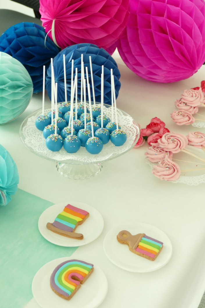 Gouter pride month chez LVMH par Studio Candy avec pâtisseries sur mesure et scénographie et décoration