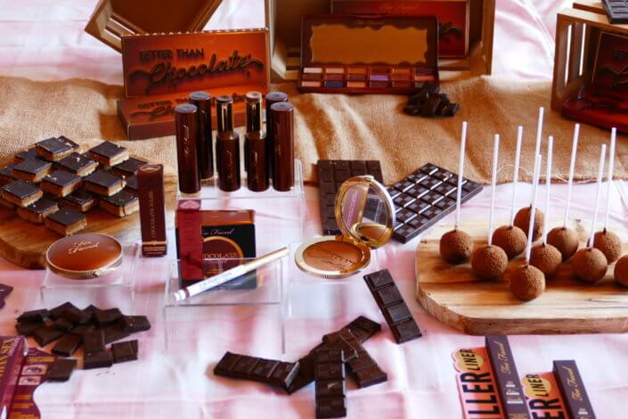 lancement événement Too Faced avec set up par Studio Candy avec pâtisseries sur mesure, sablés décorés mascara, madeleines roses pailletées, cakepops chocolats, panier de pêches, décoration et scénographie