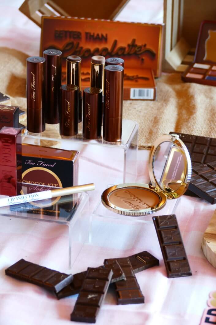 lancement événement Too Faced avec set up par Studio Candy avec pâtisseries sur mesure, sablés décorés mascara, madeleines roses pailletées, cakepops chocolats, panier de pêches, décoration et scénographie
