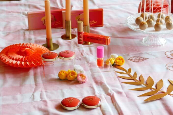 lancement événement Too Faced avec set up par Studio Candy avec pâtisseries sur mesure, sablés décorés mascara, madeleines roses pailletées, cakepops chocolats, panier de pêches, décoration et scénographie