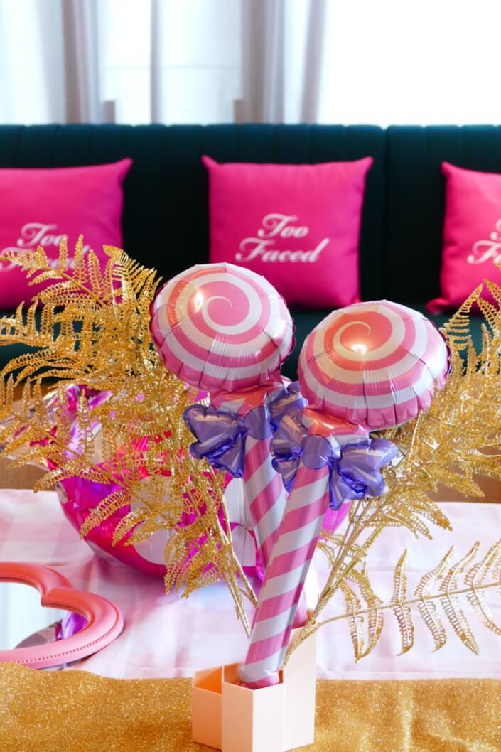 lancement événement Too Faced avec set up par Studio Candy avec pâtisseries sur mesure, sablés décorés mascara, madeleines roses pailletées, cakepops chocolats, panier de pêches, décoration et scénographie
