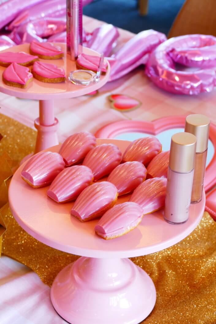 lancement événement Too Faced avec set up par Studio Candy avec pâtisseries sur mesure, sablés décorés mascara, madeleines roses pailletées, cakepops chocolats, panier de pêches, décoration et scénographie