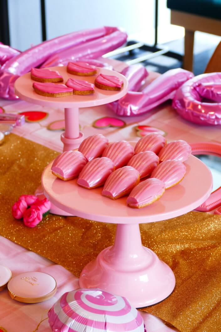 lancement événement Too Faced avec set up par Studio Candy avec pâtisseries sur mesure, sablés décorés mascara, madeleines roses pailletées, cakepops chocolats, panier de pêches, décoration et scénographie