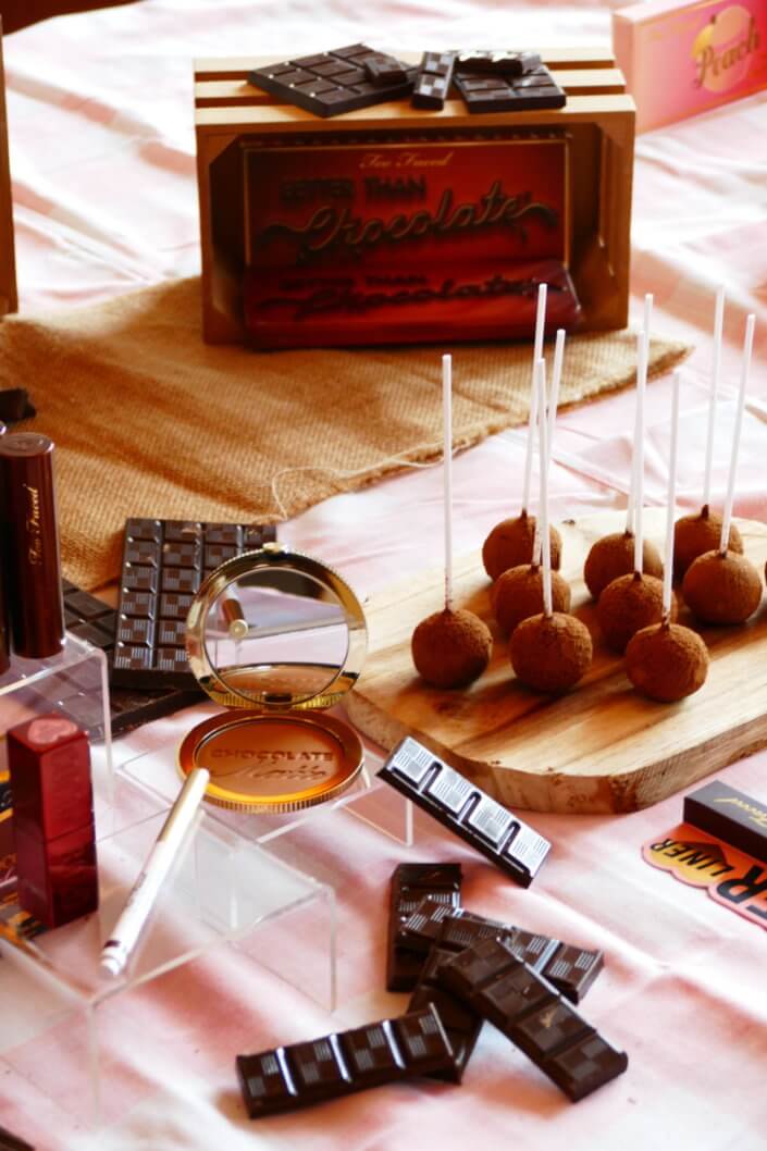 lancement événement Too Faced avec set up par Studio Candy avec pâtisseries sur mesure, sablés décorés mascara, madeleines roses pailletées, cakepops chocolats, panier de pêches, décoration et scénographie