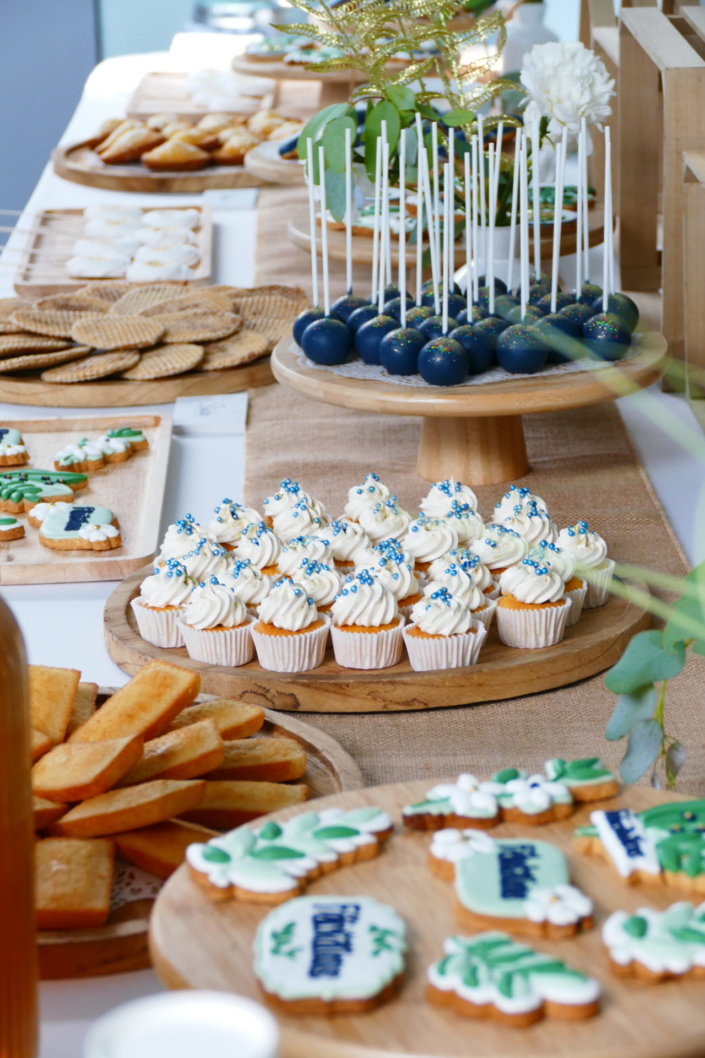 Remise des médailles du travail chez Givaudan par Studio Candy avec des sablés sur mesure, madeleines bleues, gaufres, brochettes de meringues, cakepops, mini cupcakes et décoration assortie