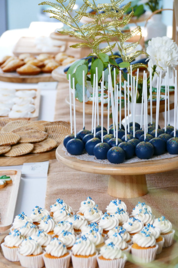 Remise des médailles du travail chez Givaudan par Studio Candy avec des sablés sur mesure, madeleines bleues, gaufres, brochettes de meringues, cakepops, mini cupcakes et décoration assortie