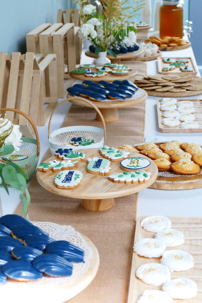 Remise des médailles du travail chez Givaudan par Studio Candy avec des sablés sur mesure, madeleines bleues, gaufres, brochettes de meringues, cakepops, mini cupcakes et décoration assortie